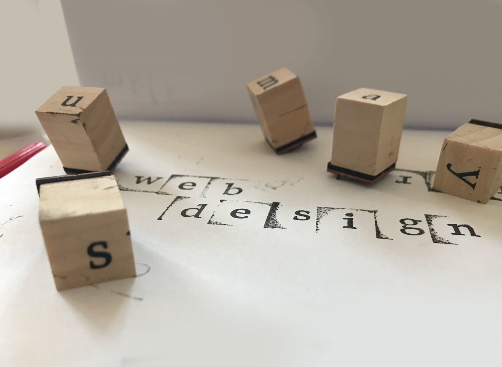 Foto von Buchstabenstempeln auf Weißem Grund - Alexa Wichner Bildbearbeitung (unbearbeitet) Foto von Buchstabenstempeln auf Weißem Grund - Alexa Wichner Bildbearbeitung (unbearbeitet)