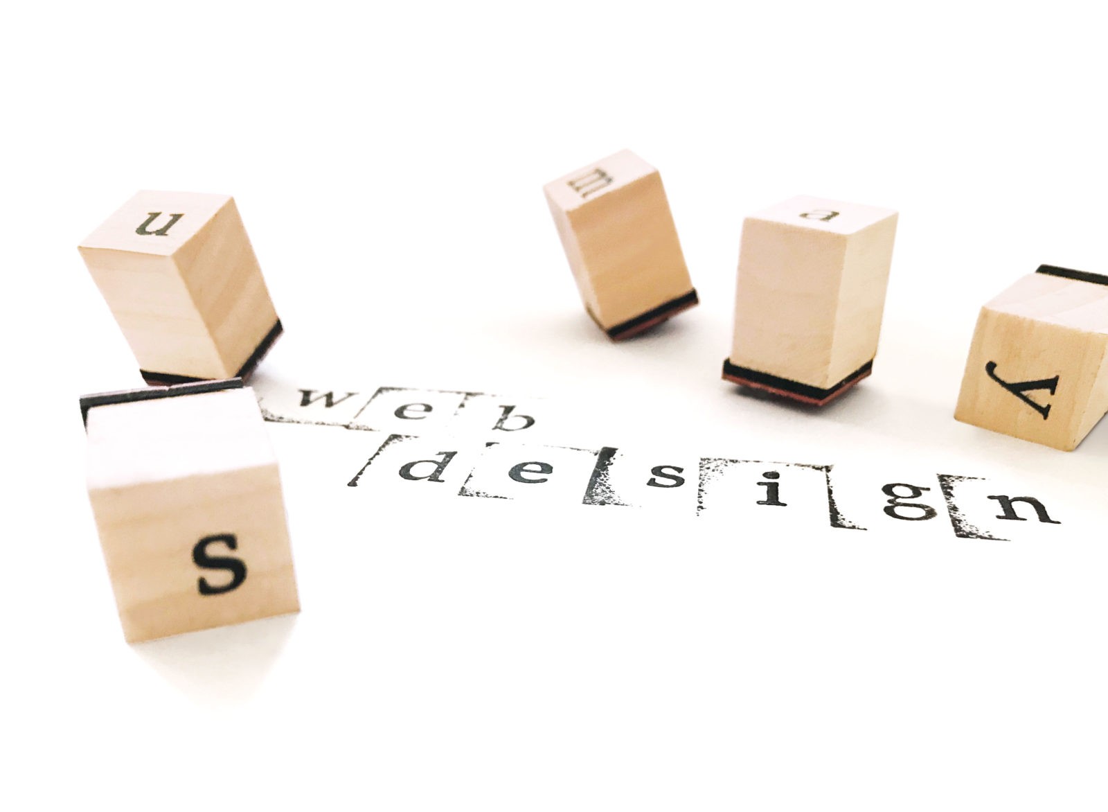 Buchstabenstempel wirr verteilt auf weißem Hintergrund mit einem Stempel-Schriftzug Buchstabenstempel wirr verteilt auf weißem Hintergrund mit einem Stempel-Schriftzug